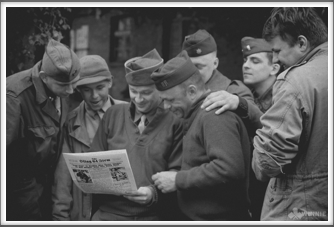 POWs read the Oflag 64 Item, printed monthly